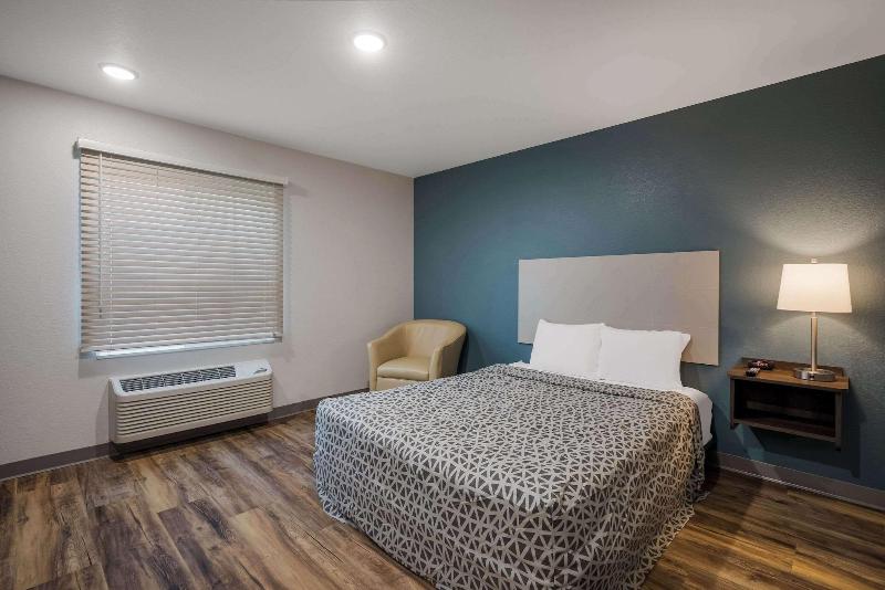 Woodspring Suites Milwaukee Menomonee Falls image