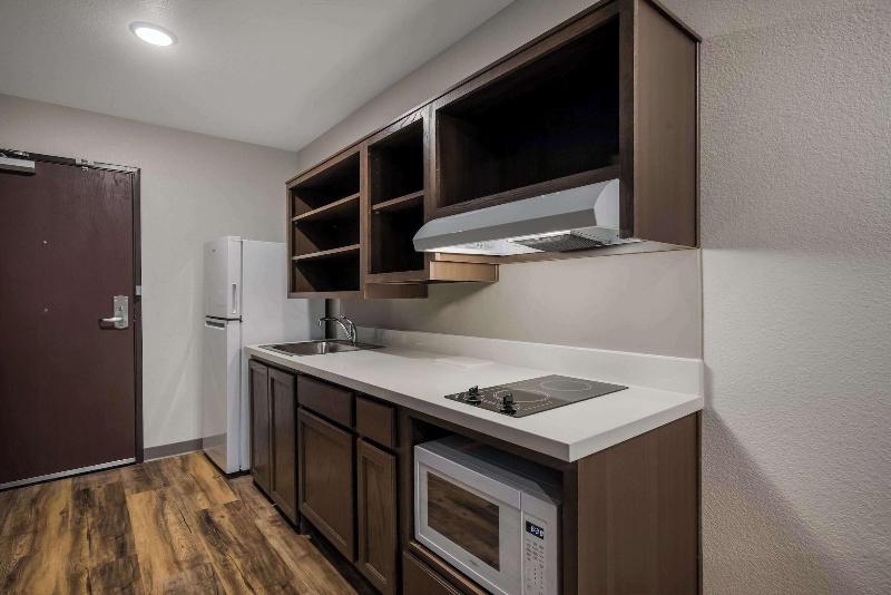 Woodspring Suites Milwaukee Menomonee Falls image