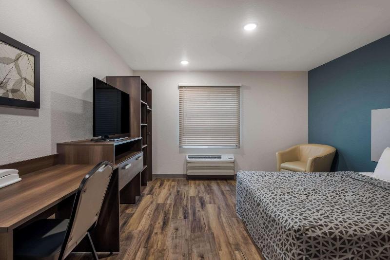Woodspring Suites Milwaukee Menomonee Falls image