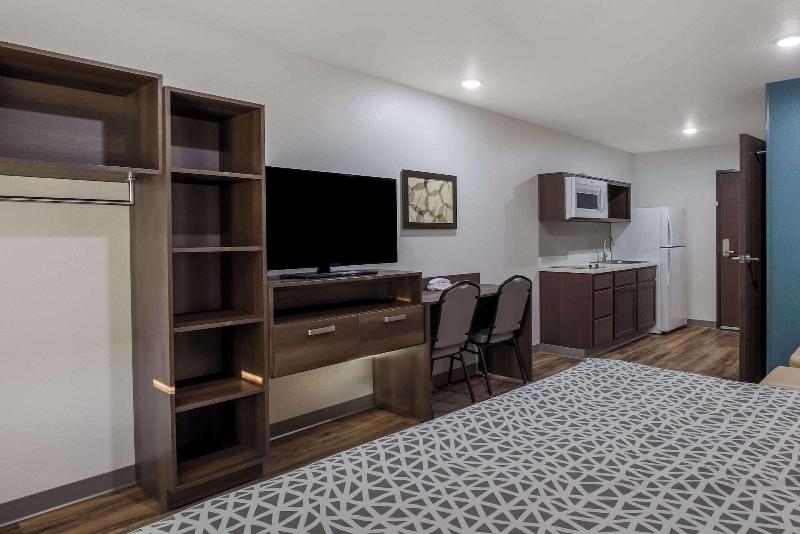 Woodspring Suites Milwaukee Menomonee Falls image