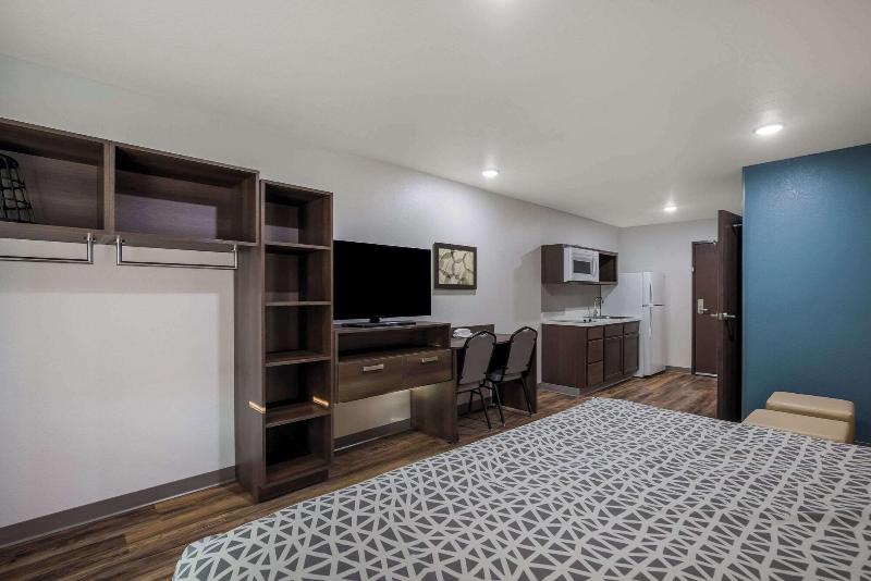 Woodspring Suites Milwaukee Menomonee Falls image