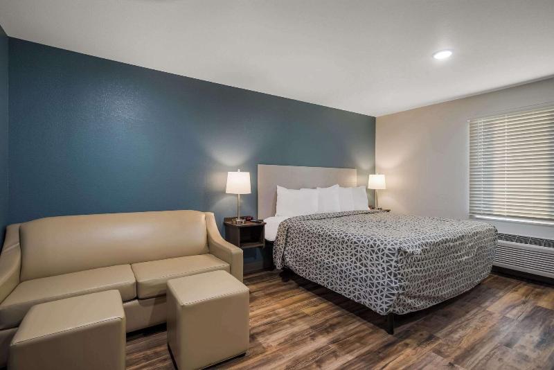 Woodspring Suites Milwaukee Menomonee Falls image