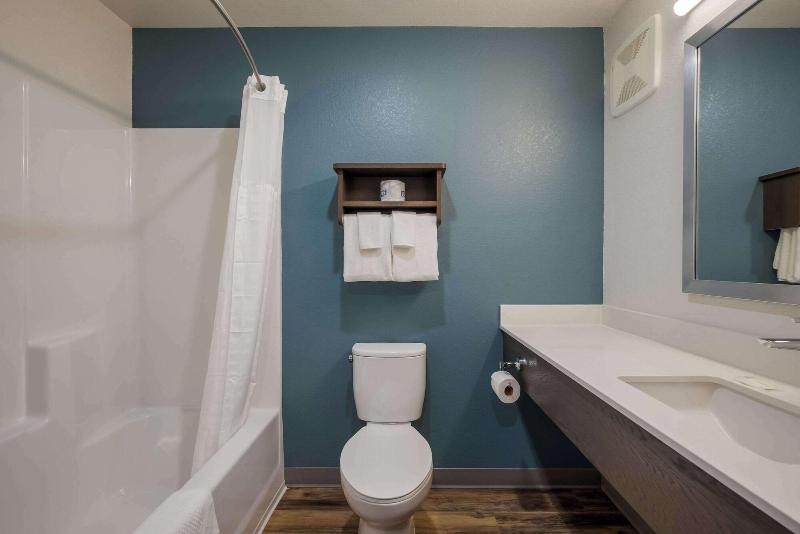 Woodspring Suites Milwaukee Menomonee Falls image