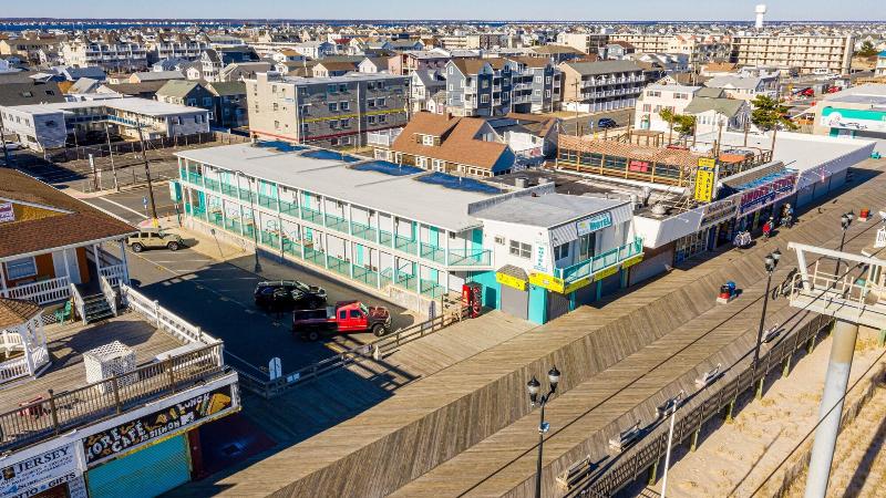 Boardwalk Sand Surf Inn Oceanfront — exterior view
