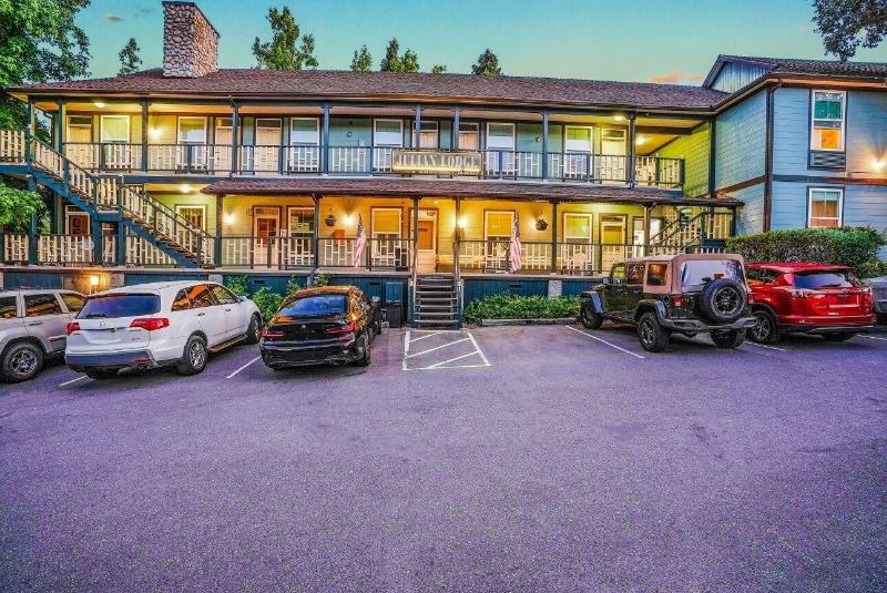Julian Lodge image