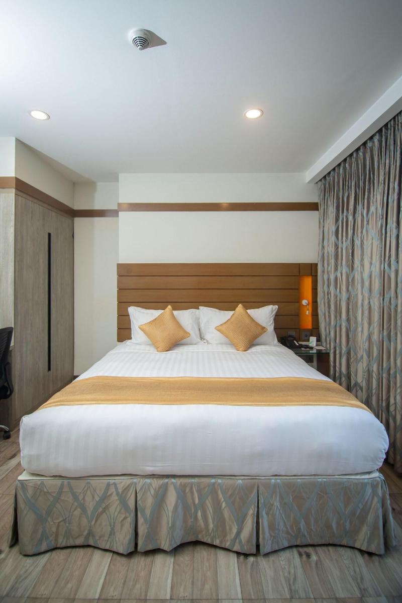 Hotel X