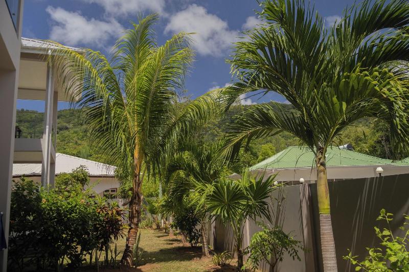 Palm Holiday Apartments image