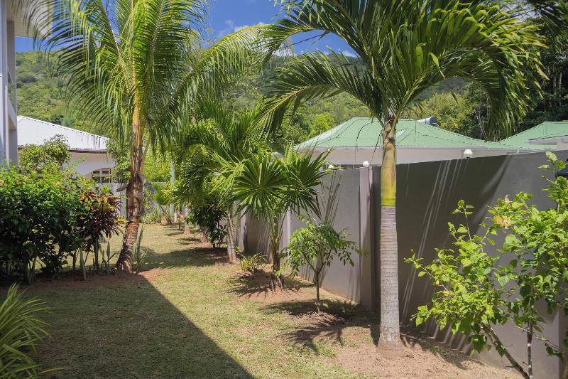 Palm Holiday Apartments image