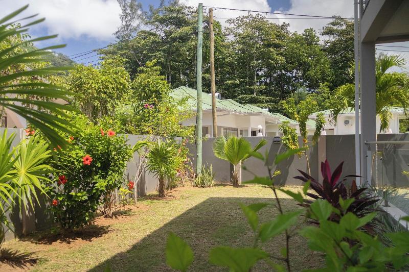 Palm Holiday Apartments image