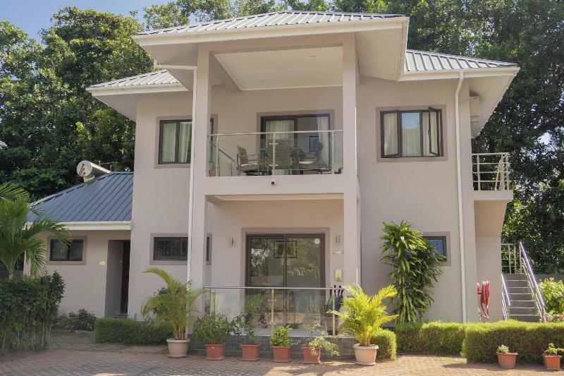 Palm Holiday Apartments image