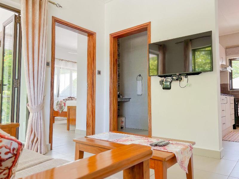 Palm Holiday Apartments image