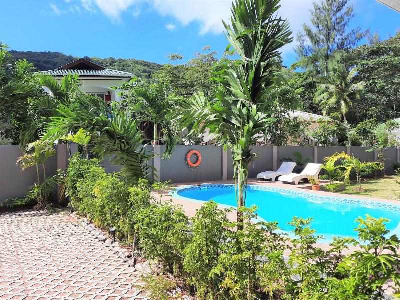 Palm Holiday Apartments image