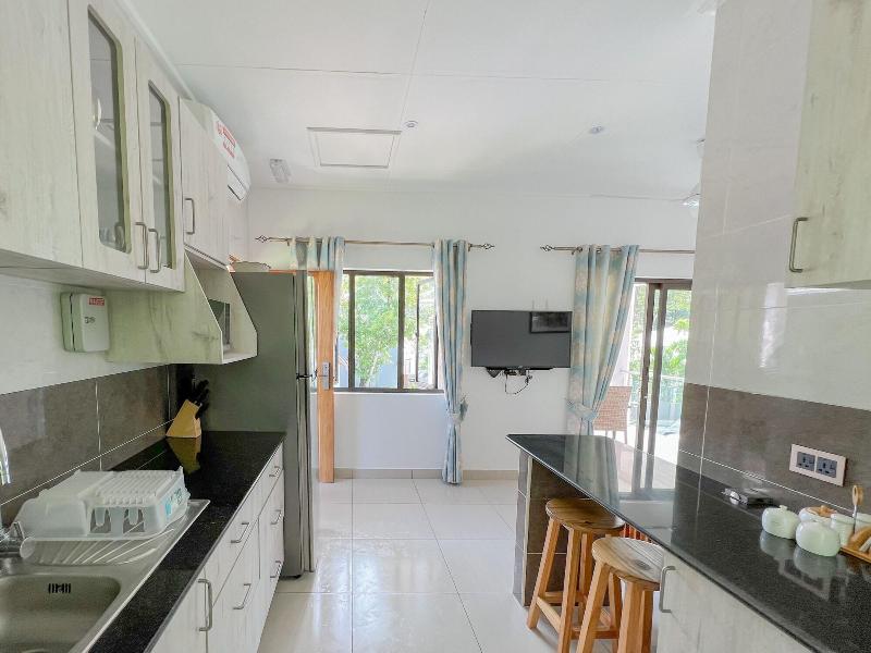 Palm Holiday Apartments image