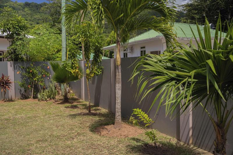 Palm Holiday Apartments image