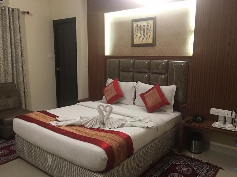Hotel Pine Tree image