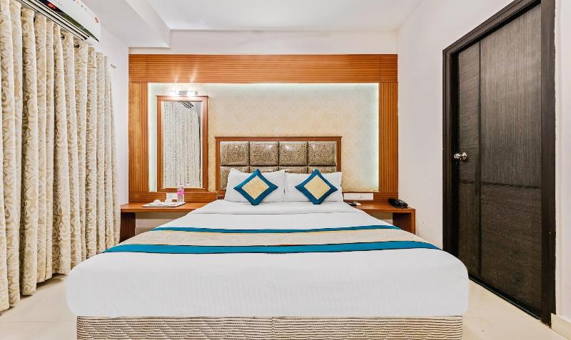 Hotel Pine Tree image
