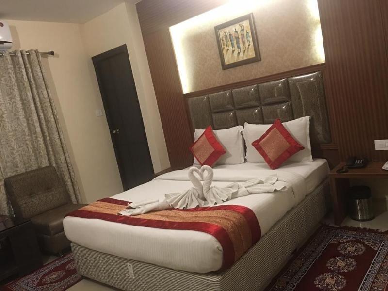 Hotel Pine Tree image