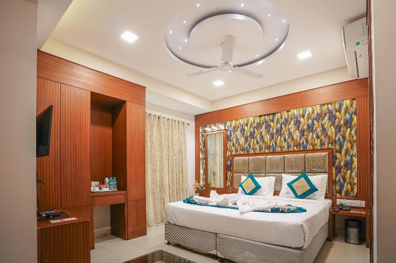 Hotel Pine Tree image