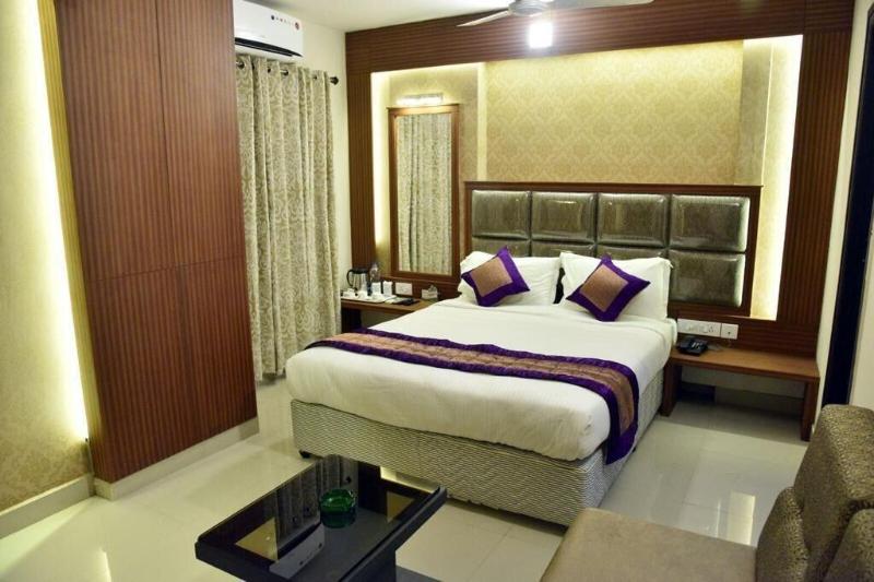 Hotel Pine Tree image