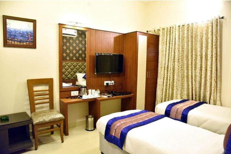 Hotel Pine Tree image