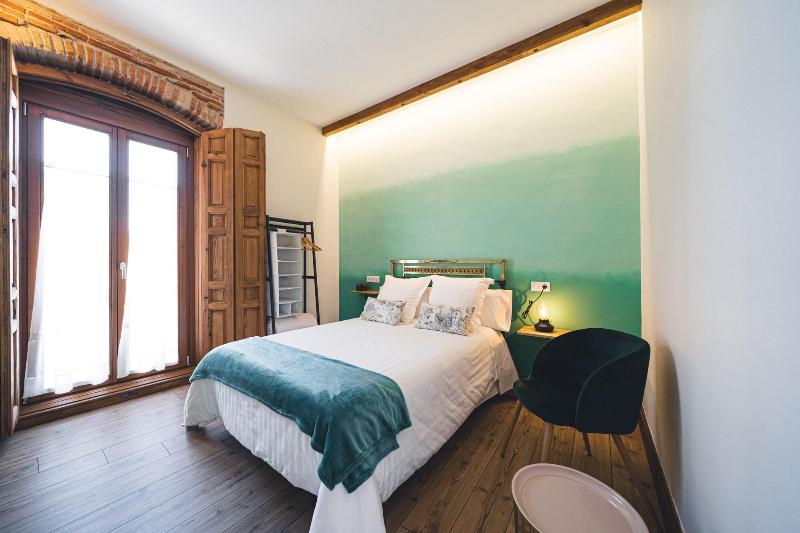 DOUBLE EXECUTIVE QUEEN BED