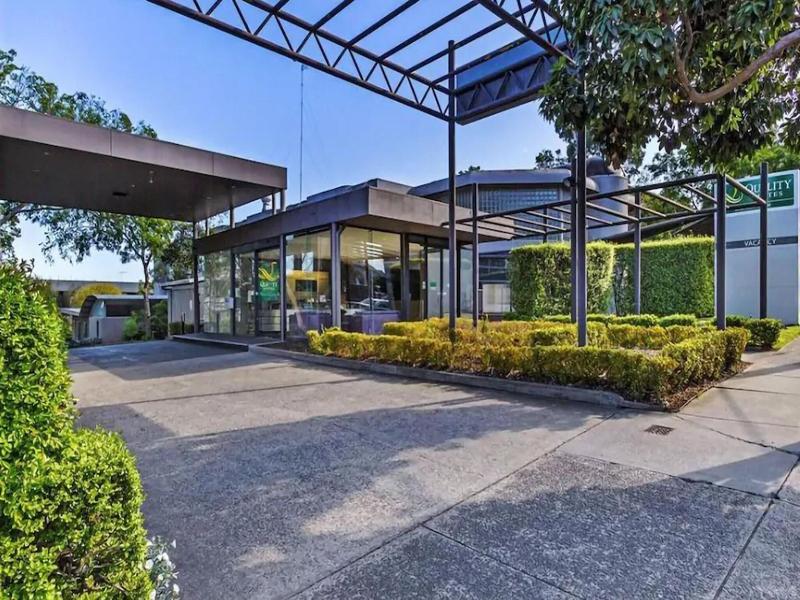 Melbourne Kew Central Apartment Hotel image