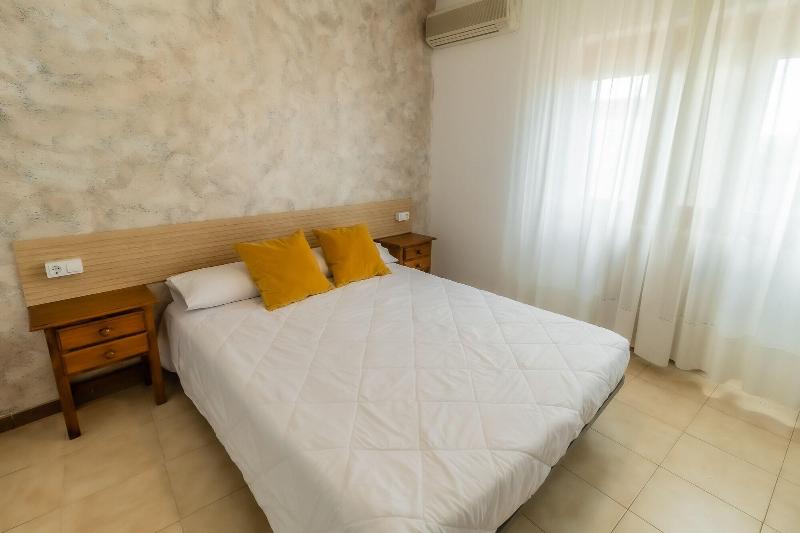 Hostal El Bomba image