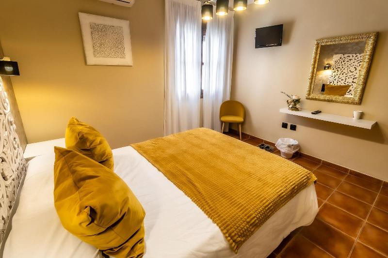 Hostal El Bomba image