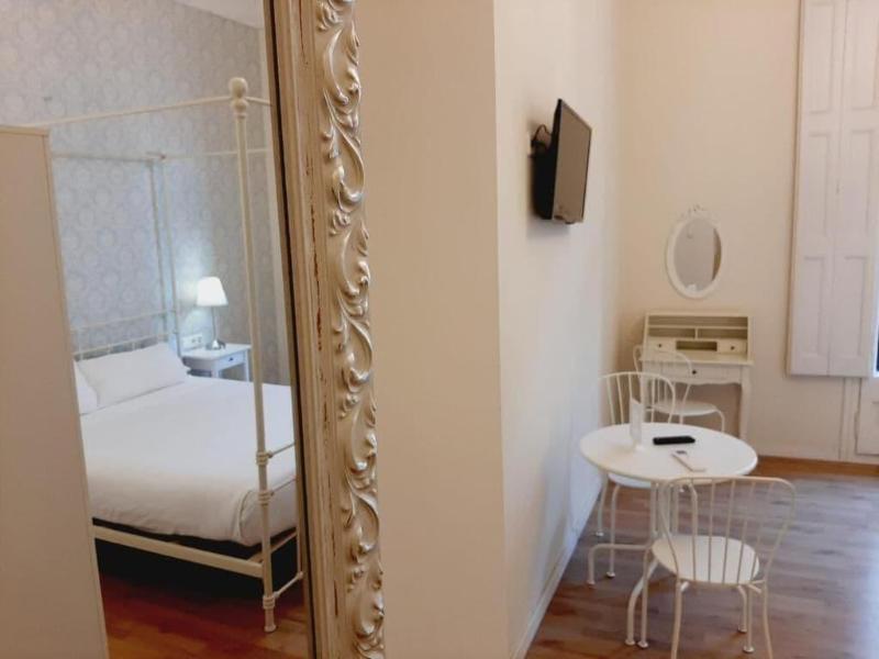 Hostal Lumine Suites By Gaiarooms image