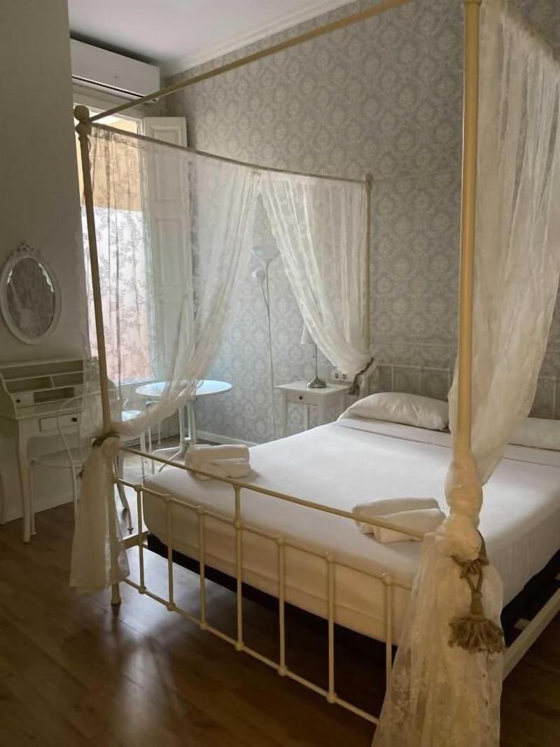 Hostal Lumine Suites By Gaiarooms image