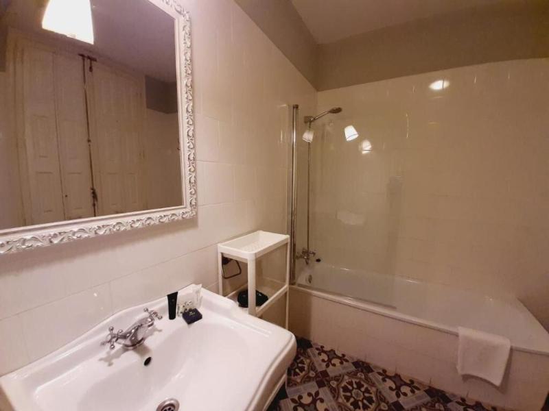 Hostal Lumine Suites By Gaiarooms image
