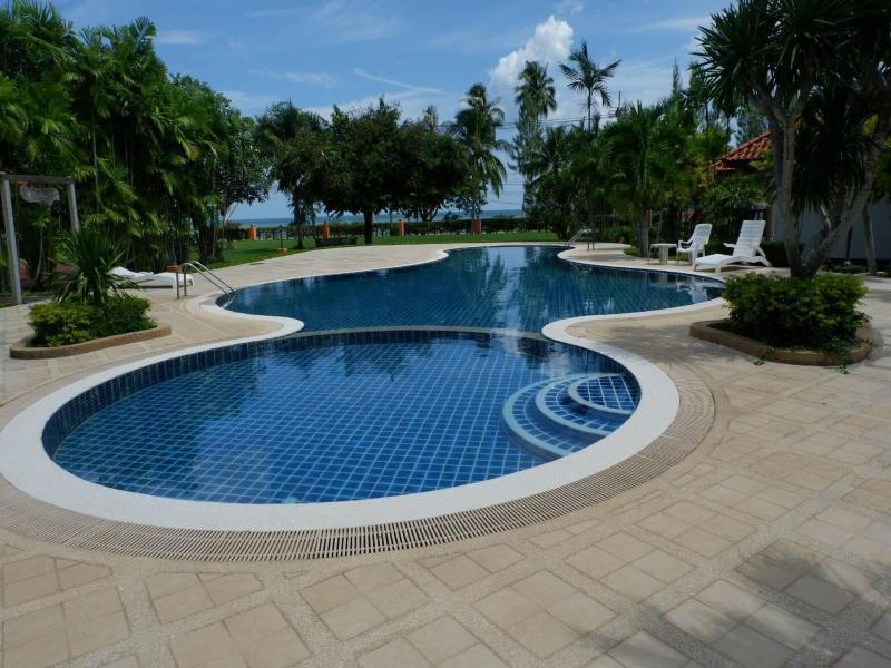 Sailom Resort Bangsaphan image