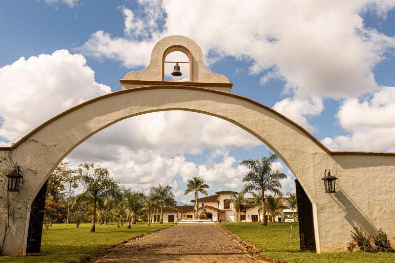 El Lugar image