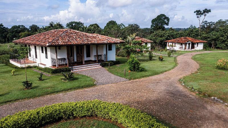 El Lugar image