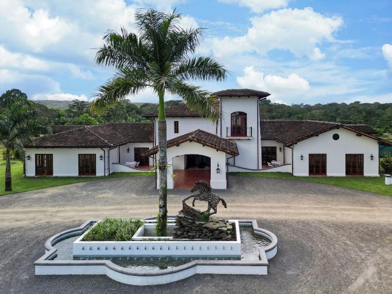 El Lugar image