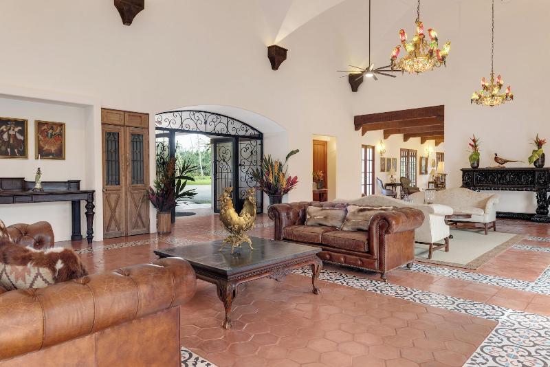 El Lugar image