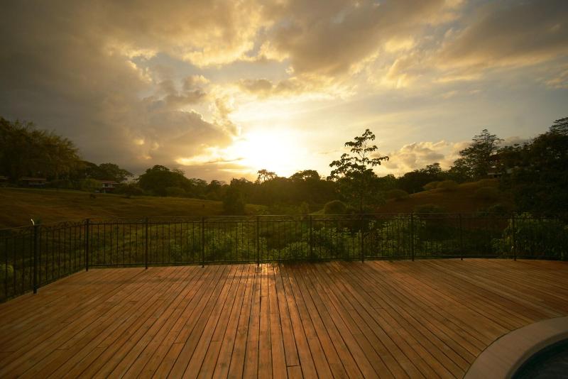 El Lugar image