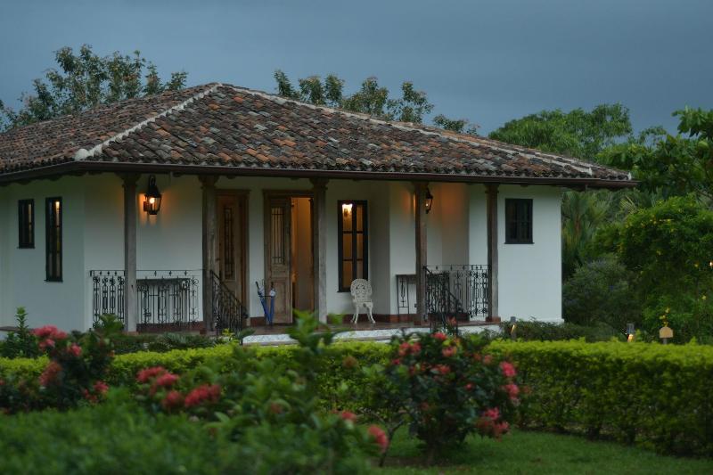 El Lugar image