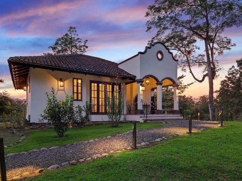 El Lugar image