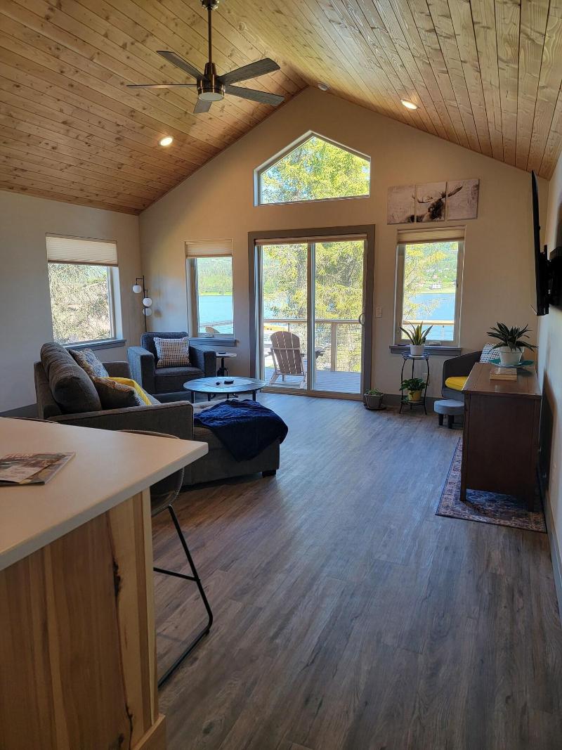 Lakeshore Lodging image 6