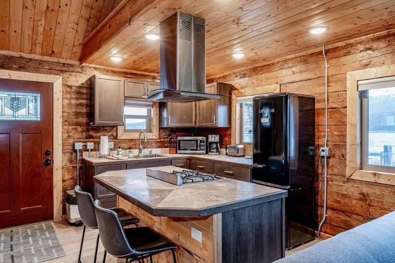Lakeshore Lodging image