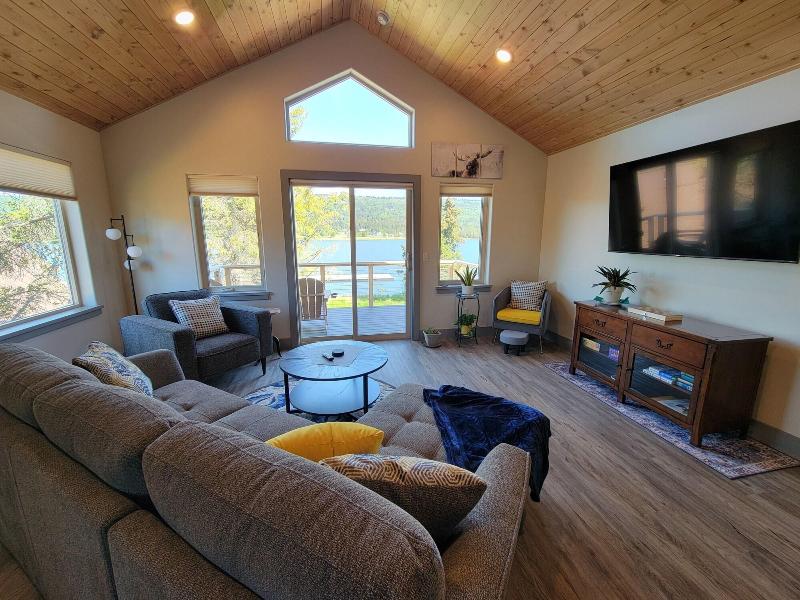 Lakeshore Lodging image