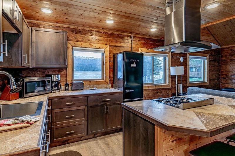 Lakeshore Lodging image