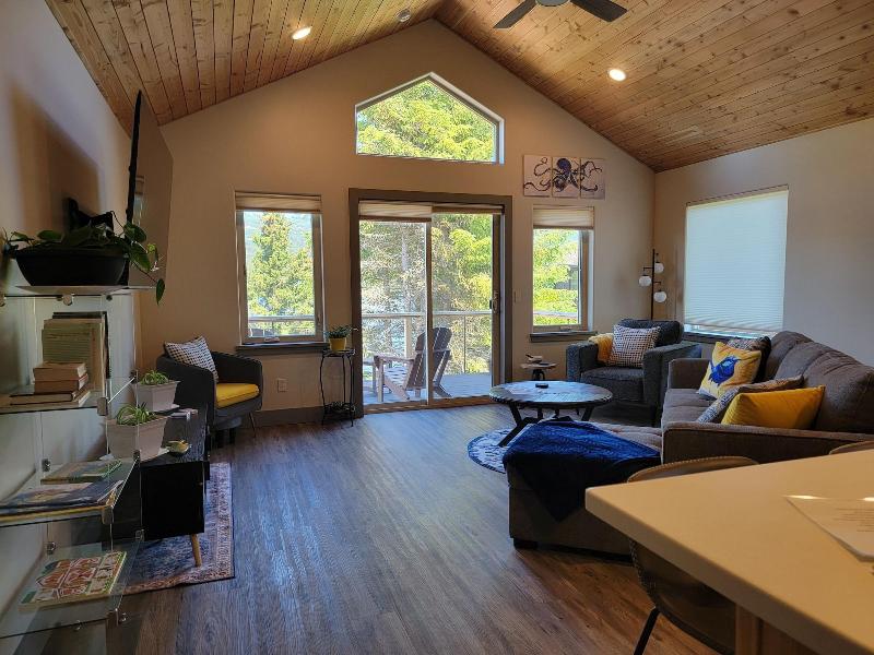 Lakeshore Lodging image