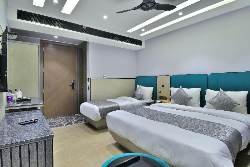Hotel Uptown By La Exito Hotels image