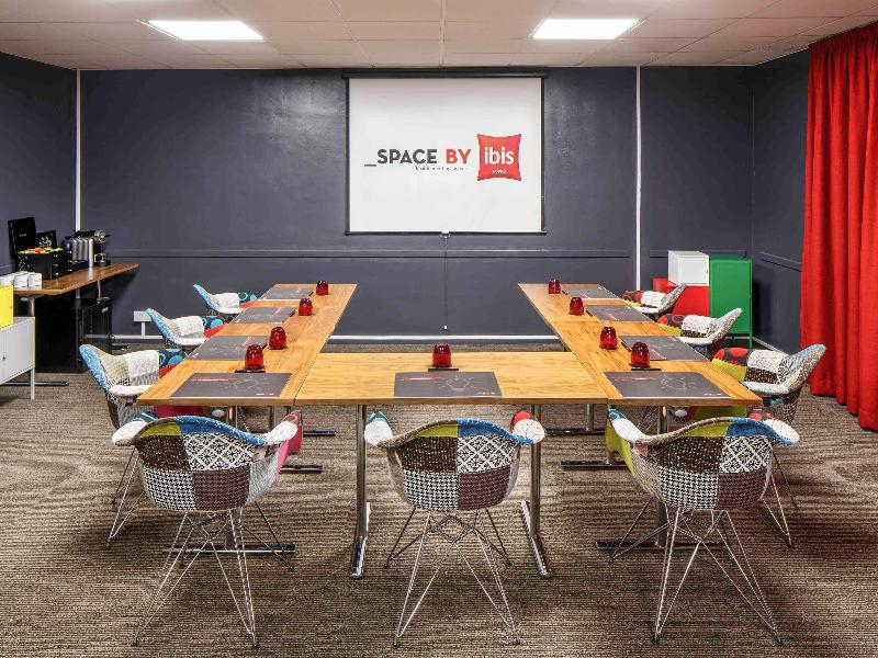 Ibis London Luton Airport image