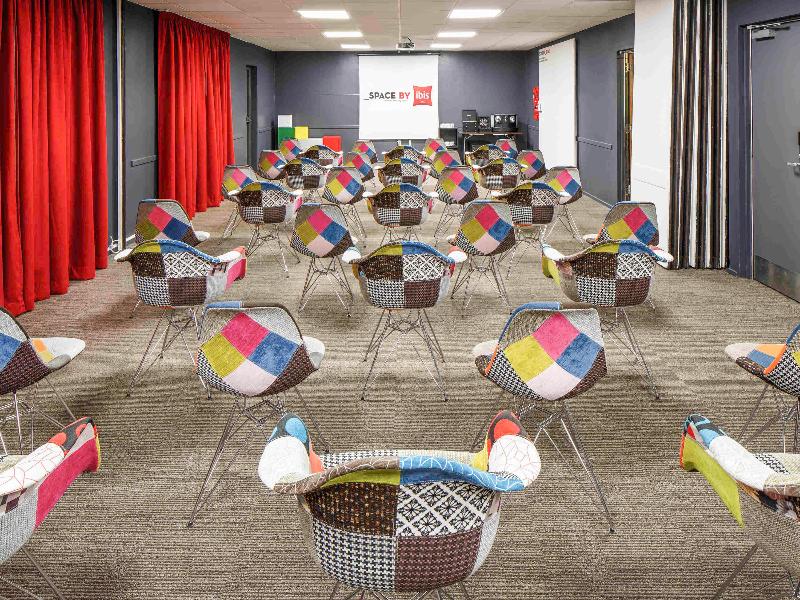 Ibis London Luton Airport image