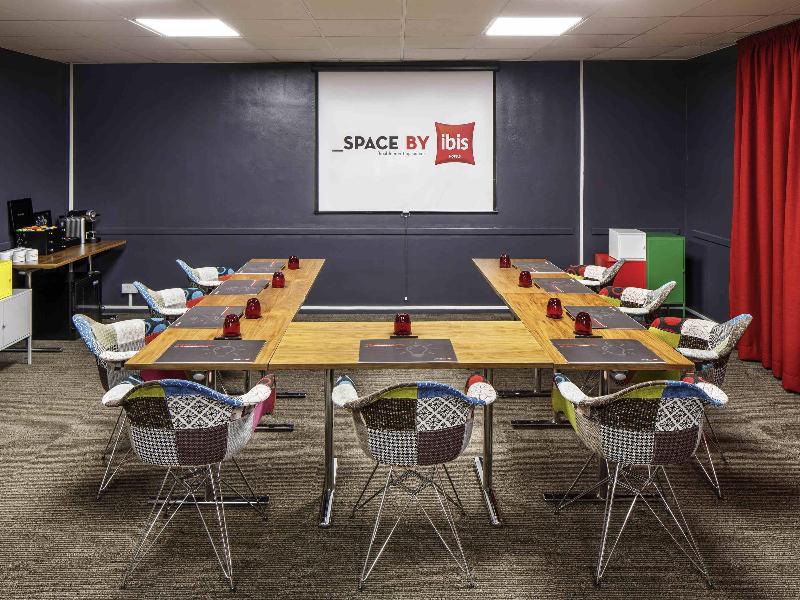 Ibis London Luton Airport image