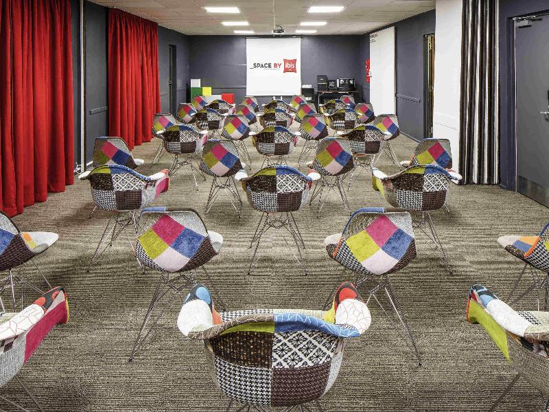 Ibis London Luton Airport image