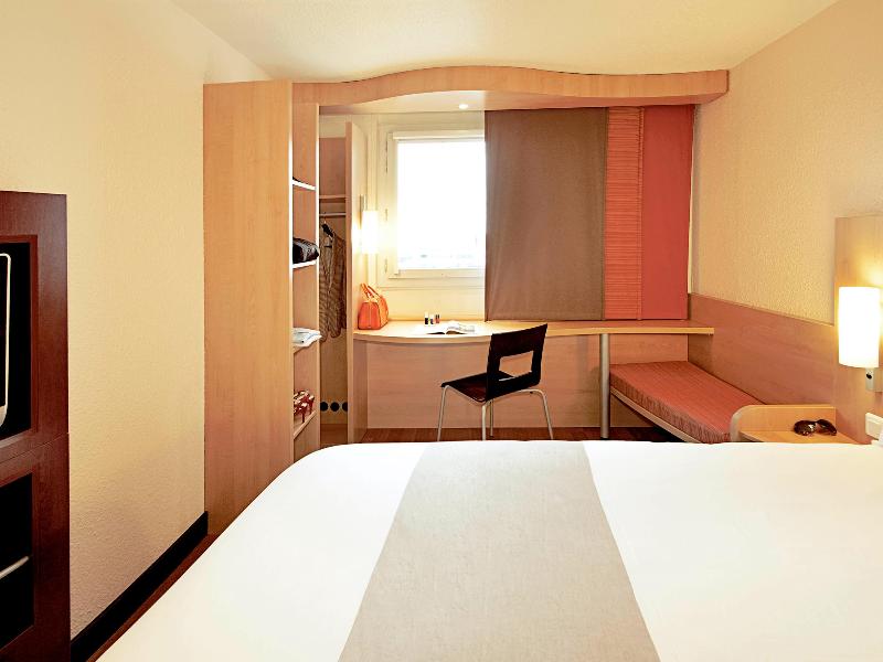 Ibis London Luton Airport image